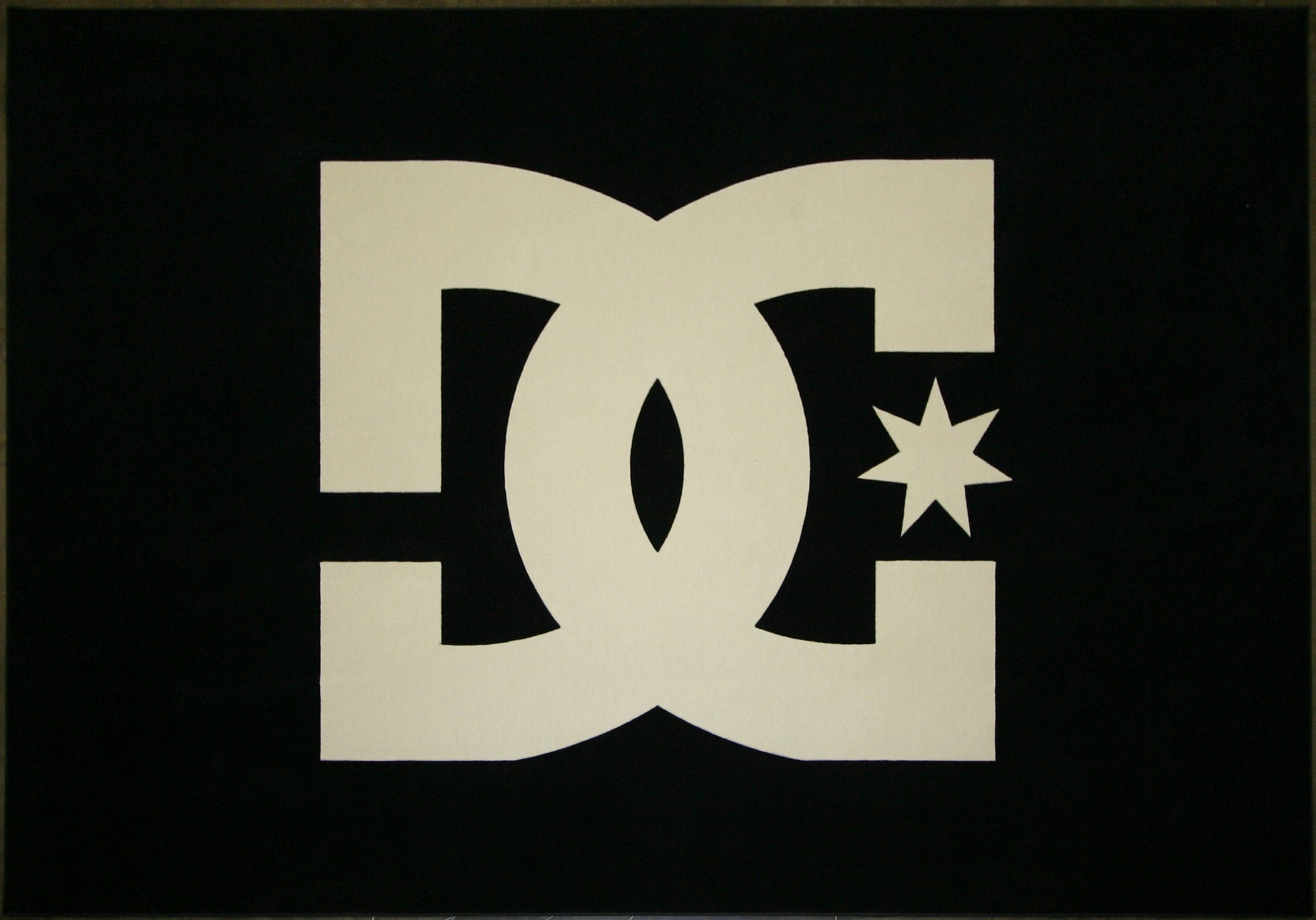 Картинки лейбл. Дольче Габбана логотип и DC Shoes. Дольче Габбана значок. Дольче Габбана значок бренда. DG логотип.